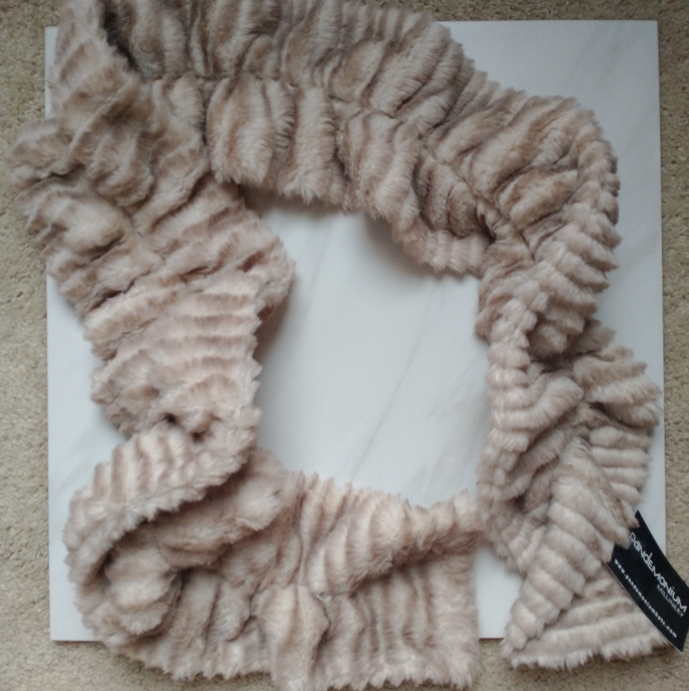 Pandemonium NWT Cream Faux Fur Scarf
